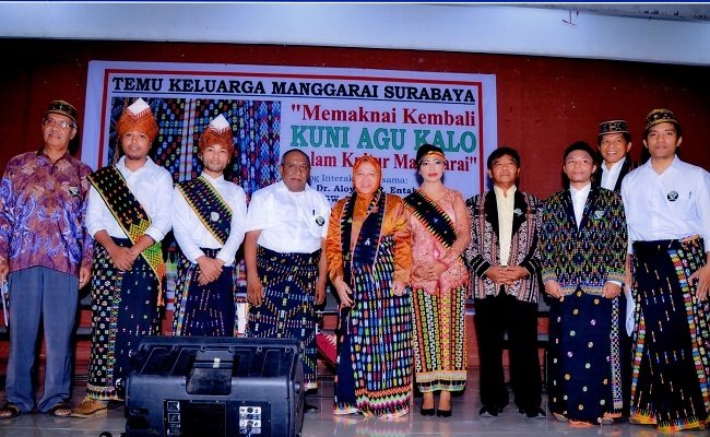 Panitia, pemateri dalam acara temu akrab keluarga Manggarai di Surabaya berfoto bersama Walikota Tris Rismaharini