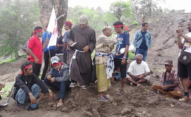 Romo Yohanes Kristoforus Tara OFM bersama sejumlah pendeta, aktivis, warga lokal dan mahasiswa menduduki lokasi tambang di Kabupaten Timor Tengah Selatan pada Kamis 27 Januari 2015