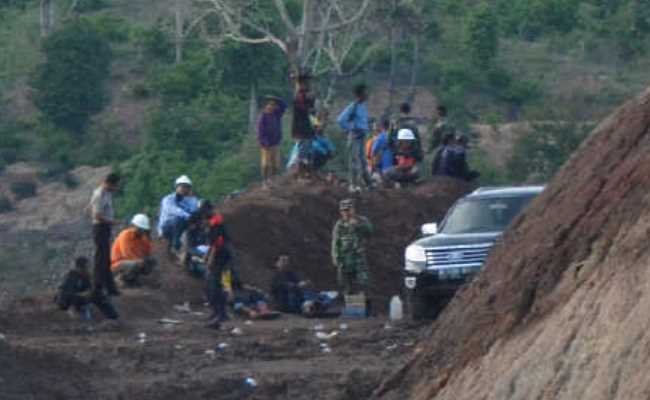 Sejumlah aparat TNI di Kabupaten Timor Tengah Selatan tampak berjaga-jaga di lokasi tambang PT Soe Makmur Resources