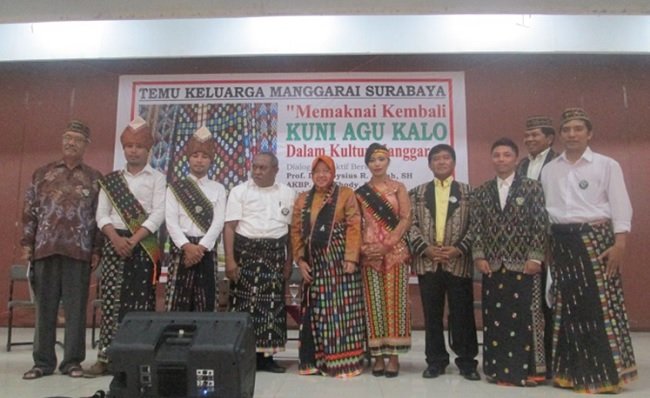 Walikota Surabaya, Risma Rismaharini berfoto bersama keluarga Manggarai di Surabaya