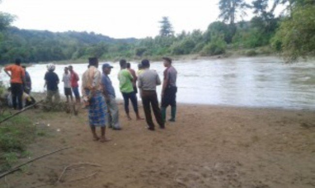 Warga Lembor terhanyut banjir 2