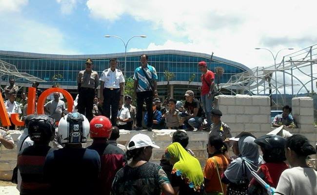 Warga di Labuan Bajo, Kabupaten Manggarai Barat saat sedang beraksi di depan kantor Bandara Internasional Komodo pada Kamis, (11/2/2016). (Foto: Sirilus Ladur)