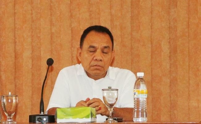 Gubernur Frans Lebu Raya saat memimpin sosialisasi pada Selasa 1 Maret 2016 terkiat pemanfaatan Pantai Pede di Labuan Bajo