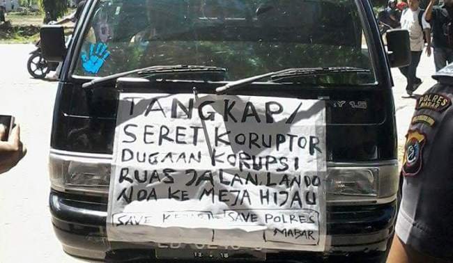 Gerakan Masyarakat Anti Korupsi (Gemasi) Kabupaten Manggarai Barat menuntut Kepolisian dan Kejaksaan menuntaskan pengusutan dugaan korupsi dalam proyek jalan Lando-Noa, Senin 21 Maret 2016 (Foto: Sirilus Ladur/Floresa)