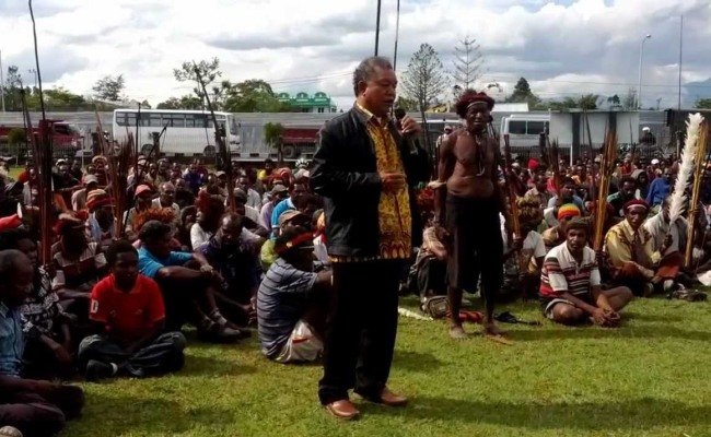 Pastor John Djonga Pr berada di tengah-tengah masyarakat di Papua