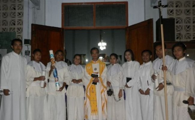 Romo Sonny Igar, Pastor Paroki Colol berpose bersama pertugas liturg dalam Misa Malam Paskah, Sabtu 26 Maret 2016