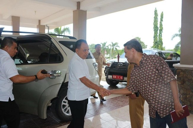 Gubernur NTT Frans Lebu Raya tiba di kantor bupati Manggarai Barat pada, Selasa, 1 Maret. Dia datang dalam rangka sosialisasi pengelolaan Pantai Pede. Saat itu, Edi Danggur (kanan) ikut menyambut Lebu Raya dan hadir di ruangan tempat sosialisasi berlangsung (Foto: Ist)