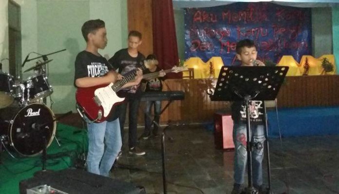 Beberapa siswa Sanpio sedang membawakan acara dalam persta perpisahan dengan 27 siswa kelas 3 SMA yang tamat pada tahun ini