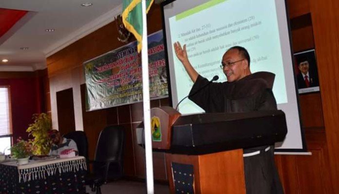Pastor Peter C Aman OFM saat menyampaikan materi tentang Laudato Si di Ruteng, Jumat 22 April 2016