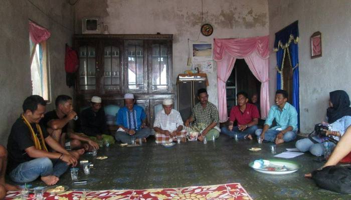 Rapat di salah satu rumah warga di Desa Papagaran, Selasa 12 April 2016. (Foto: Boe Berkelana)
