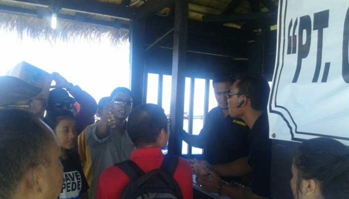 Rombongan Masyarakat Peduli Pariwisata di Kabupaten Manggarai Barat berdebat dengan satpam di Pulau Kanawa