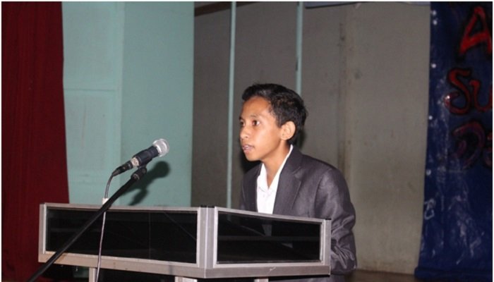 Salah satu peserta lomba pidato yang digelar oleh Seminari Pius XII Kisol dalam rangka menyambut Hari Pendidikan Nasional, 2 Mei 2016. (Foto: Fr Oriol Dampuk)