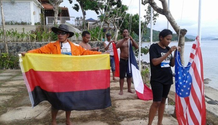 Setelah diturunkan, bendera-bendera ini dibawah ke Tentara Nasional Indonesia di Labuan Bajo