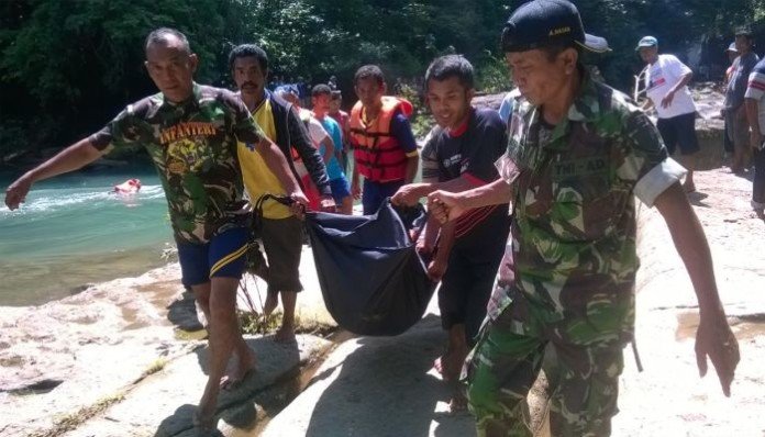 Tim SAR pada Minggu, 17 April 2016 sedang mengevakuasi salah satu korban yang tenggelam di air terjun Cunca Wulang, Manggarai Barat