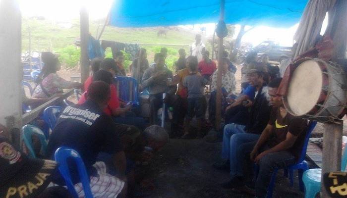 Warga Suku Manbait berkumpul di tenda yang didirikan di lahan sengketa. (Foto: dok. Walhi NTT)