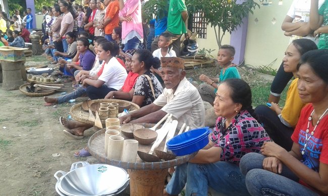 Persiapan menyambut TdF di Labuan Bajo, Manggarai Barat. Peserta festival kopi bersiap-siap dengan peralatannya. (Foto: Ferdinand Ambo/Floresa)