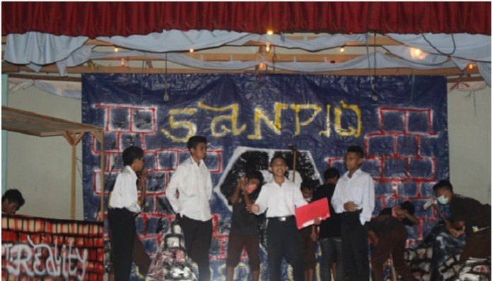 Para siswa Sanpio sedang mementaskan drama berjudul Titik, dalam rangka memaknai Hari Pendidikan Nasional, 2 Mei 2016