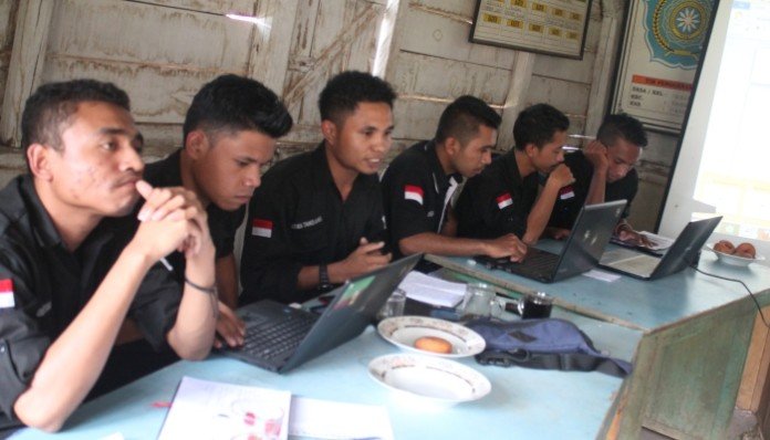 Anggota KESA sedang memaparkan materi dalam sosialisasi sejumlah aturan tentang desa di Desa Gololangkok, Kecamatan Rahong Utara, Kabupaten Manggarai