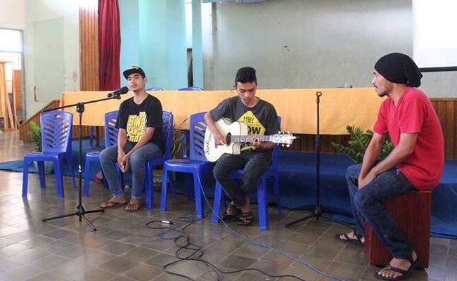 Mohammad Bani, seorang siswa beragama Muslim dari SMAN 2 Komodo, Labuan Bajo, Kabupaten Manggarai Barat saat tampil di hadapan para siswa Seminari Pius XII Kisol, Minggu 14 Agustus 2016