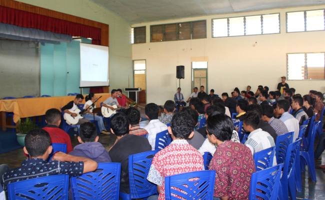 Para siswa Seminari Kisol difasilitasi oleh kelompok pemuda yang membagikan pengetahuan dan pengalaman dalam kelas berbagi untuk perubahan.