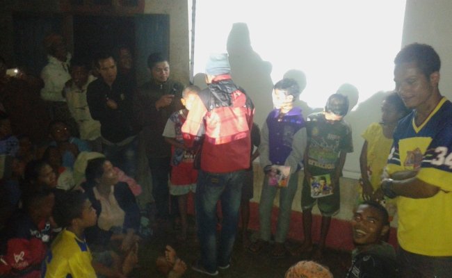 Pembagian hadiah untuk pemenang kuis kebangsaan. (Foto: Heronimus Saman)