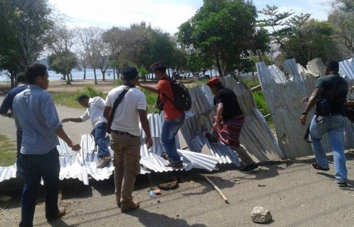 Aksi warga Mabar yang membongkar pagar PT SIM di Pantai Pede, Labuan Bajo, Senin, 19 September 2016