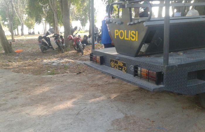 Mobil patroli milik Polres Mabar diparkir di Pantai Pede. (Foto: Ferdinand Ambo/Floresa)