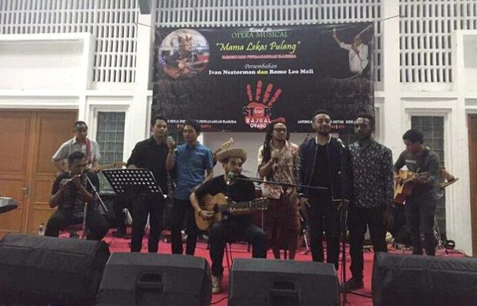 Musisi Ivan Nestorman saat menyanyikan Lagu Mama Lekas Pulang dalam konser di Jakarta, Minggu 4 September 2016 sebagai bagian dari kampanye publik menolak human trafficking