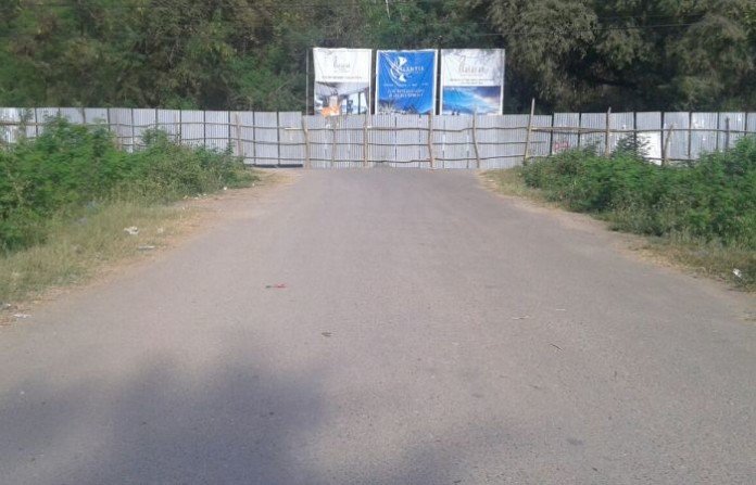 Pintu utama menuju Pantai Pede yang sudah ditutup oleh PT Sarana Investama Manggabar pada Selasa, 13 September 2016