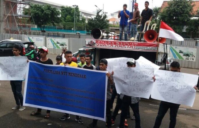 Elemen pemuda asal Nusa Tenggara Timur saat menggelar aksi unjuk rasa di Kejaksaan Agung, Jakarta, Rabu, 26 Oktober 2016