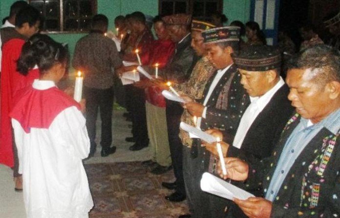 Para calon kepala desa di Kecamatan Cibal sedang menyatakan janji untuk memelihara suasana damai selama proses pemilihan