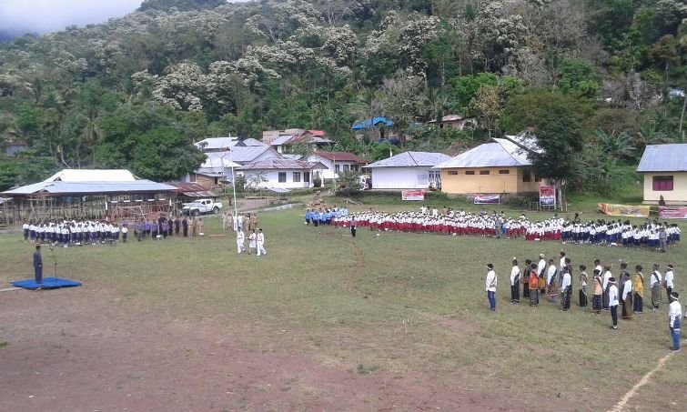 Suasana saat upacara peringatan Hari Sumpah Pemuda di Rekas. (Foto: Ferdinand Ambo)