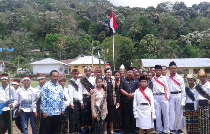 wakil-bupati-manggarai-barat-maria-geong-dan-ketua-dprd-manggarai-barat-belasius-jeramun-di-antara-para-siswa-pemuda-pegawai-dan-tokoh-masyarakat-di-rekas-kecamatan-mbeliling