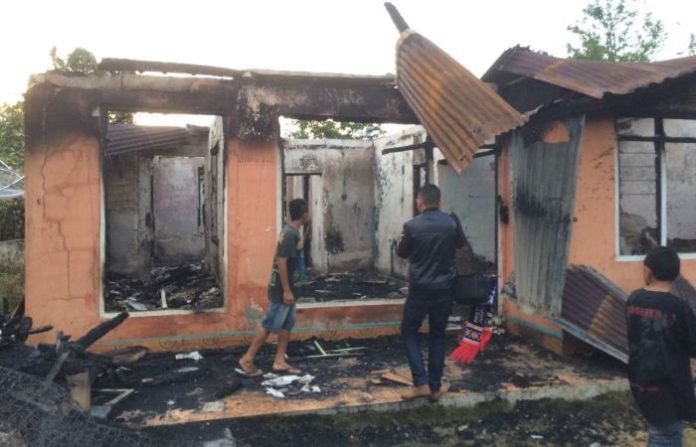 kondisi-rumah-keluarga-tarsi-tapu-di-cancar-kecamatan-ruteng-kabupaten-manggarai-usai-terbakar-pada-jumat-18-november-2016