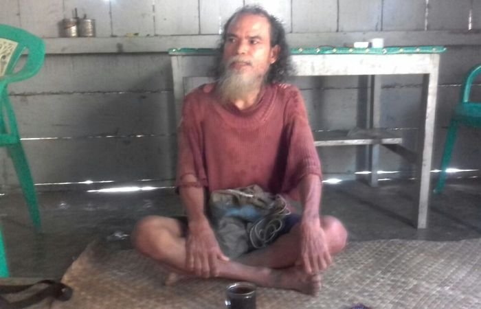 Stefanus Banus, pria 54 tahun yang masih berstatus sebagai PNS, namun kehilangan haknya sejak 16 tahun lalu. (Foto: Ronald Tarsan/Floresa)