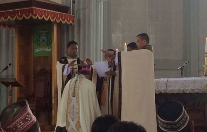 tiga-imam-baru-yang-sudah-ditahbiskan-menumpangkan-tangan-atas-uskup-ruteng-mgr-hubertus-leteng-pr