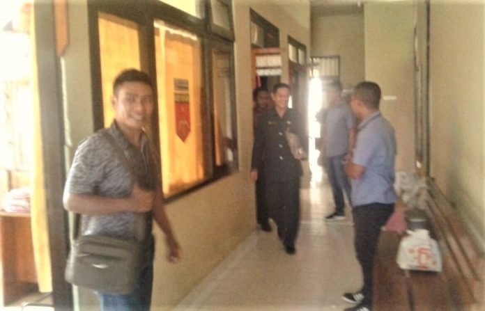bupati-mabar-agustinus-ch-dula-saat-meninggalkan-ruang-pemeriksaan-di-polres-mabar-kamis-29-desember-2016-terkait-kasus-dugaan-korupsi-lando-noa