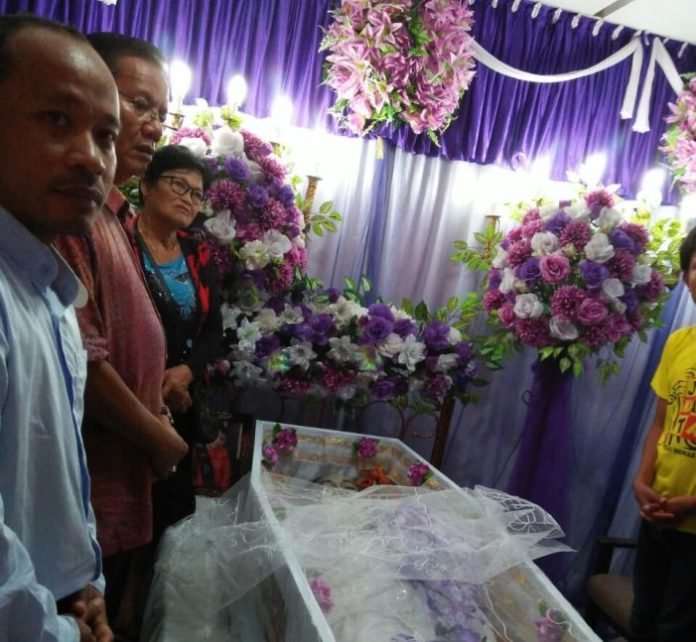 gubernur-sulteng-melayat-ke-rumah-duka-tempat-jenazah-manda-disemayamkan