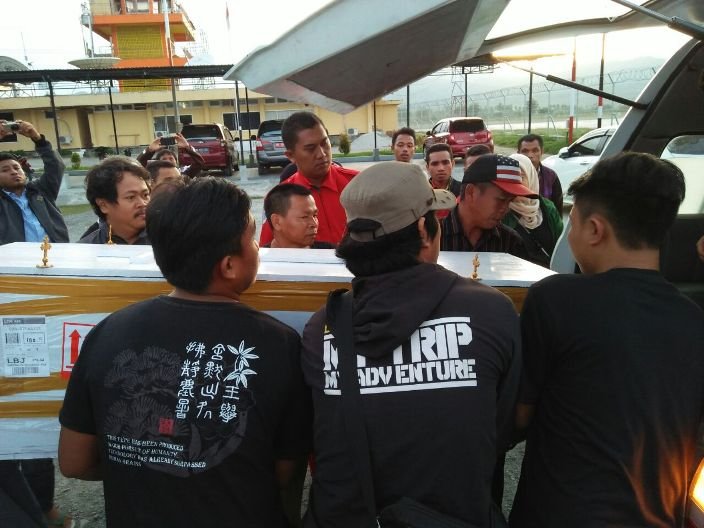 Jenazah Manda saat dimasukkan ke dalam mobil ambulans di Bandara di Palu. (Foto: Videl)