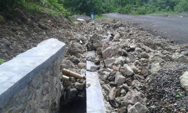 Sebuah deker di ruas jalan pertigaan Sambigoro-Orong sudah jebol (Foto: Ferdinand Ambo/Floresa)