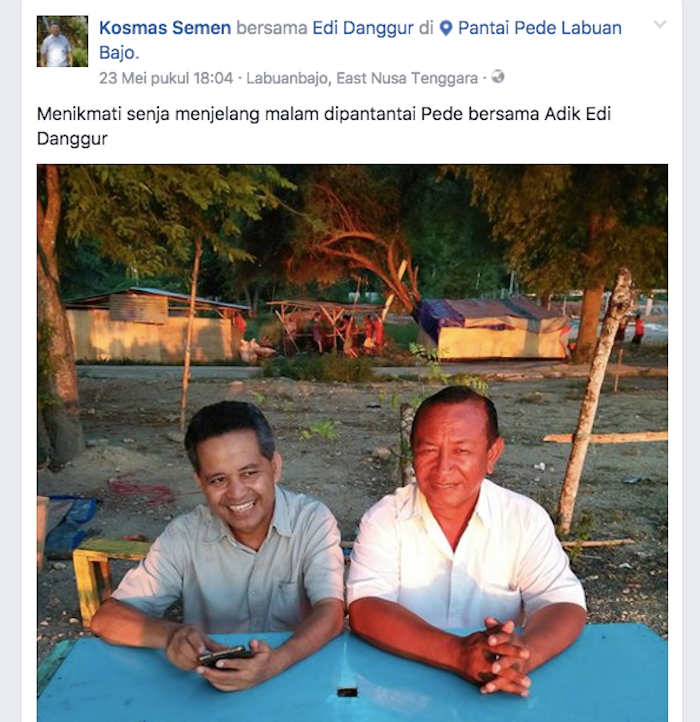 Edi Danggur tampak bersama Koce Janggat dari PT SIM sedang bersantai di Pantai Pede pada 23 Mei 2017. Foto ini diunggah di akun Facebook milik Kosmas Semen alias Koce Janggat. (Foto: Screenshoot oleh Floresa)