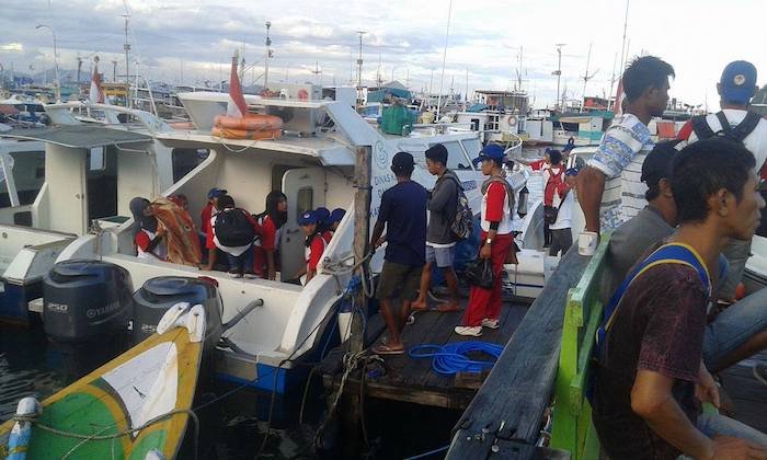 Peserta memasuki speed boat di Pelabuan Pelni, Labuan Bajo. (Foto: Ferdinand Ambo)
