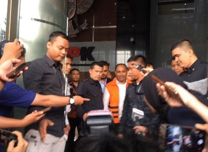 MS dengan pakaian KPK