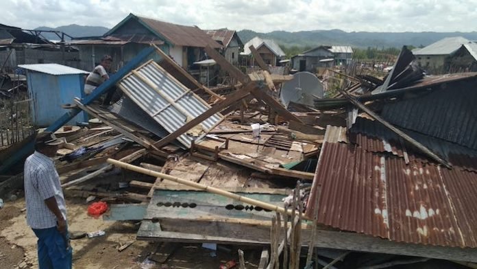 rumah di Boleng ambruk