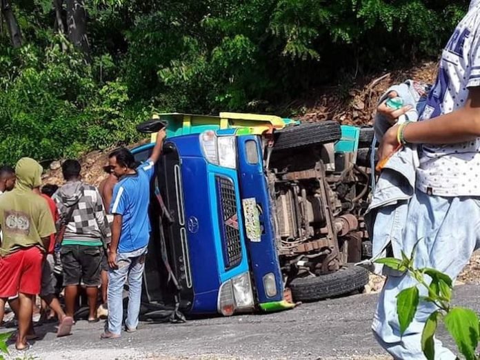 mobil terbalik