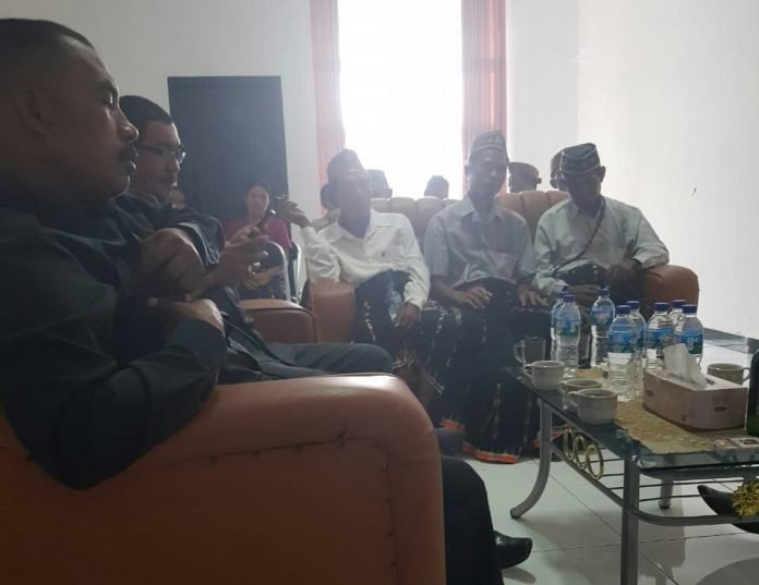 Tokoh Adat Suku Suka di Kantor DPRD Matim